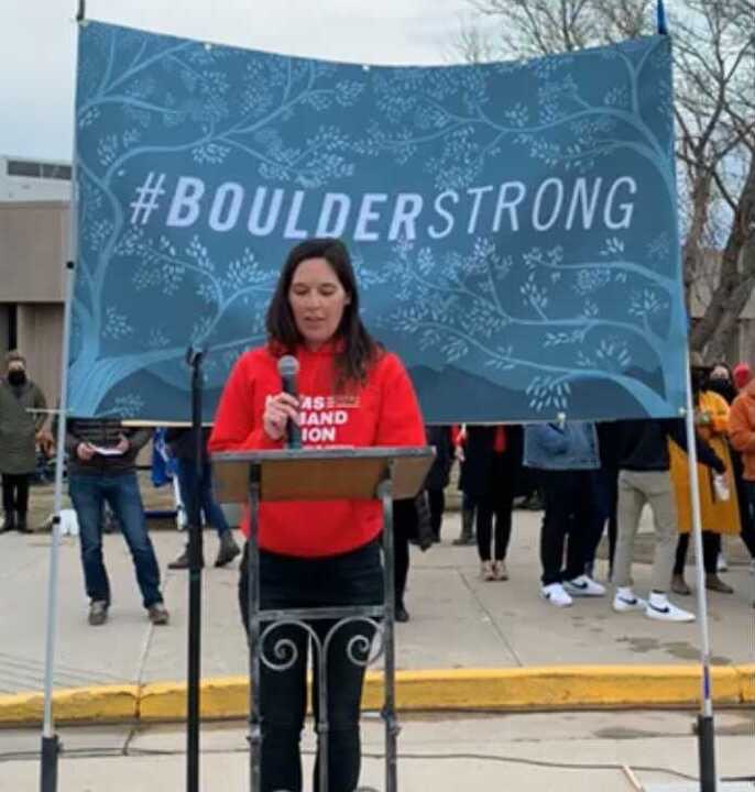 shannonrwatts's tweet photo. Boulder @momsdemand leader, Nicole Lia Braaten, led and planned tonight’s amazing vigil attended by nearly 2,000 local residents who came to honor Gun violence victims and support the survivors - and to demand action on gun safety laws. #BoulderStrong #morethanthoughtsandprayers https://t.co/YizxFJ88Zg