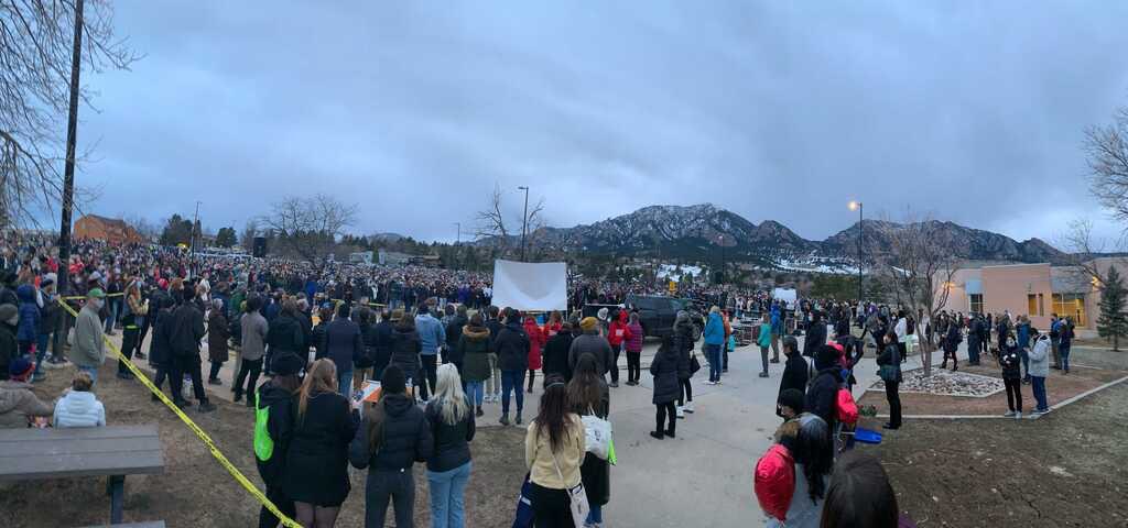 shannonrwatts's tweet photo. Boulder @momsdemand leader, Nicole Lia Braaten, led and planned tonight’s amazing vigil attended by nearly 2,000 local residents who came to honor Gun violence victims and support the survivors - and to demand action on gun safety laws. #BoulderStrong #morethanthoughtsandprayers https://t.co/YizxFJ88Zg
