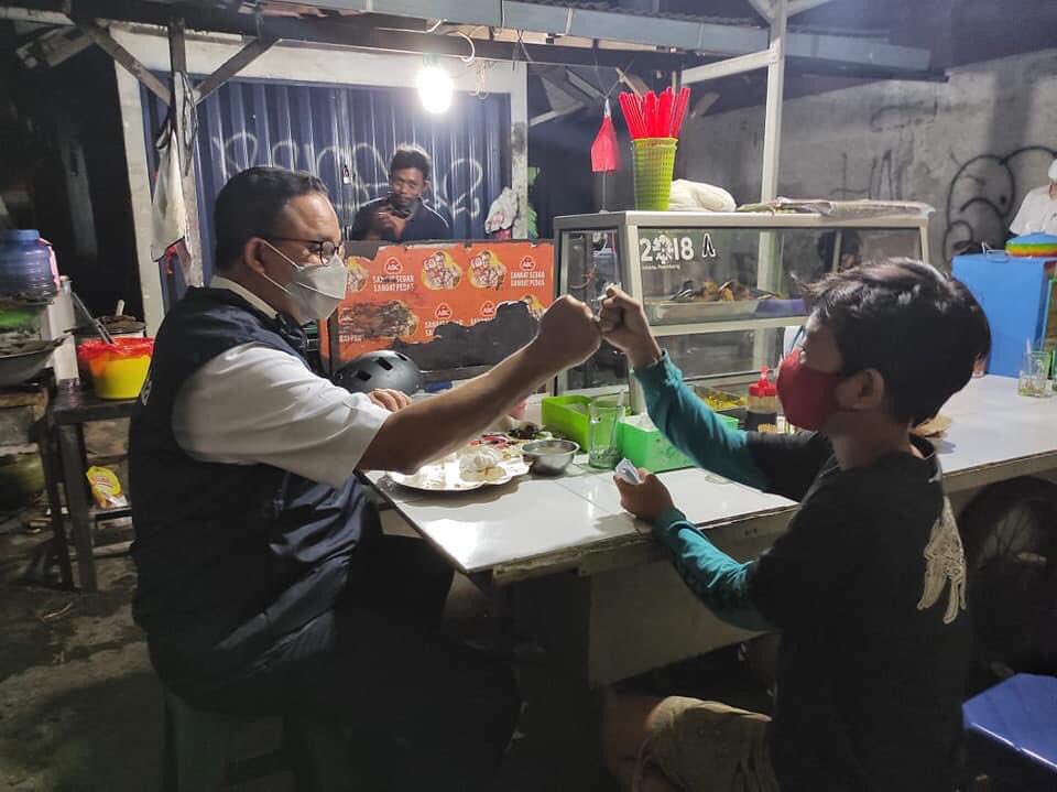 aniesbaswedan's tweet image. Dalam perjalanan pulang bersepeda dari Stasiun MRT Lebak Bulus, berhenti di warung pecel lele di tepi Jl. Pasar Jumat. 

Saya bukan cuma menemukan pecel lele yang enak sekali, tapi menemukan sebuah keluarga tangguh, keluarga pendidik.

facebook.com/10004419080090…