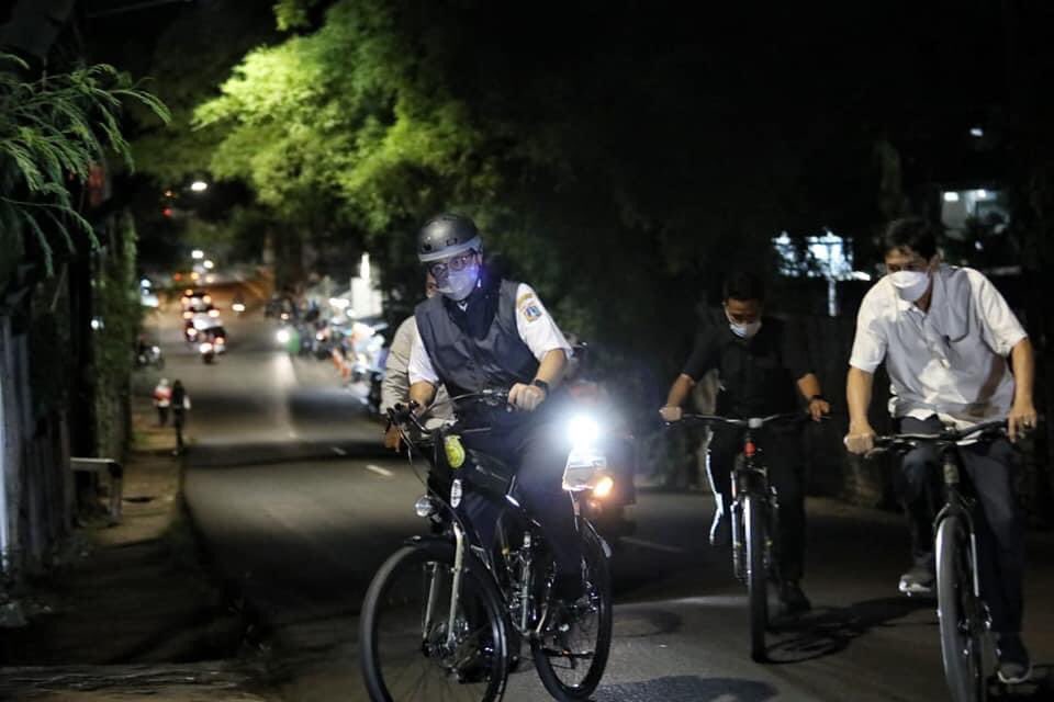 aniesbaswedan's tweet image. Dalam perjalanan pulang bersepeda dari Stasiun MRT Lebak Bulus, berhenti di warung pecel lele di tepi Jl. Pasar Jumat. 

Saya bukan cuma menemukan pecel lele yang enak sekali, tapi menemukan sebuah keluarga tangguh, keluarga pendidik.

facebook.com/10004419080090…