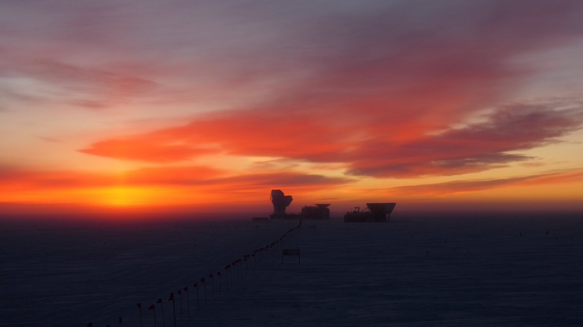 AntarcticReport's tweet photo. Pillar of light from the departed Sun, the South Pole sky today, 5 days after the Equinox sunset; the Sun is now 1.2° below the horizon. South Pole Telescope at left, Martin A. Pomerantz Observatory at right, housing the Keck Array radio telescope @NSF pic Calvin Tsai @BICEP_Keck https://t.co/0hWQKYWjF4