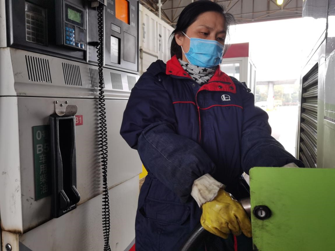ChinaScience's tweet photo. East China’s Shanghai municipality processes “gutter oil,” or cooking oil recycled from kitchen waste, into biodiesel through technical means and makes it a power source for buses. https://t.co/mD5elPITxD https://t.co/gN7TRFKVgs