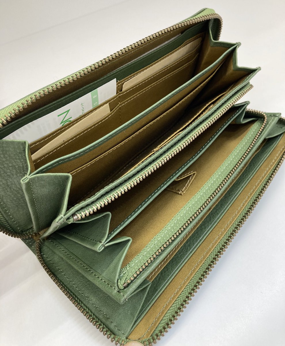 TOKYU_DEPT_sp's tweet image. おはようございます、しらかばです🐣🍀
2F〈ダコタ〉よりご紹介👛🧚🏻
『アニマーレ』🐘
子供の頃を思い出す懐かしい動物パズルの型押し🦒引手はハムスターのパズルピース🐹遊び心がいっぱい❣️
ラウンド長財布はカードポケットがいっぱい🤗
【最強開運日】まであと5日✨
#tokyu_dept #最強開運日 #ダコタ