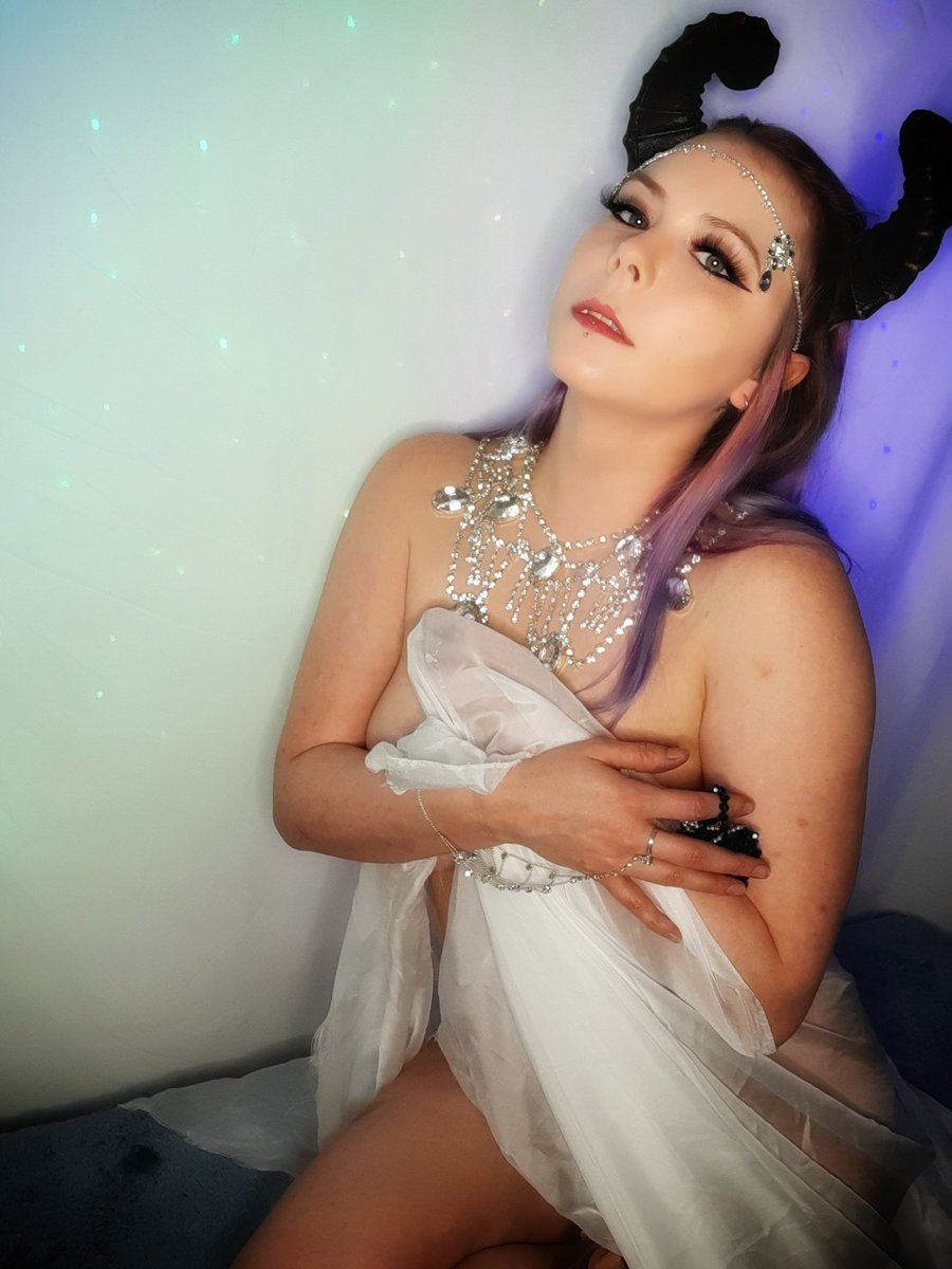 ItsQuinnTaylor's tweet photo. Diamonds are a dragon's best friend.
#discount #Dragon #dragongirl #Diamonds #hoarder #newset #bedroomset #horns #dragonbabe #modeling #payme #imcheap #butihaveexpensivetastes #ilikemoney #fuckyoupayme #findom #findomme #Finances #exquisitetastes #worththemoney https://t.co/fiZ7DVIgzA