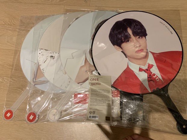 mingdu_0505's tweet photo. 김태형 뷔 피켓 일괄 
(럽셀, 한국 스픽, 맵솔, 맵솔원)
비닐 하자
택미포 4.0 https://t.co/YTzPEDJYB2