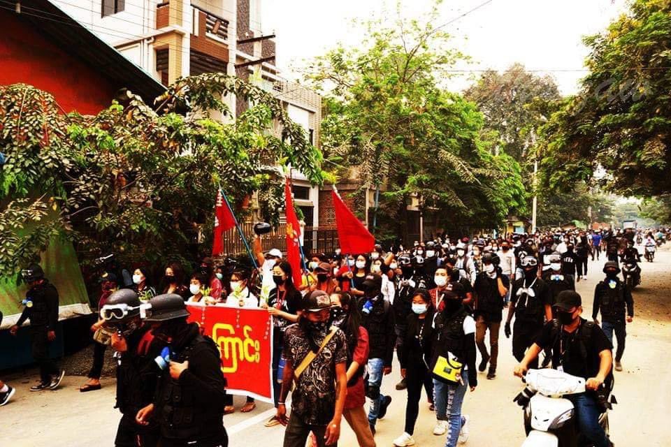Shoon_Naing's tweet photo. Anti-coup protesters in Mandalay continued to come out on Friday although nine people were shot dead in Myanmar by Junta’s armed forces the day before . #WhatsHappeningInMyanmar #March26Coup  Photo- Mizzima https://t.co/z531AUvOfu