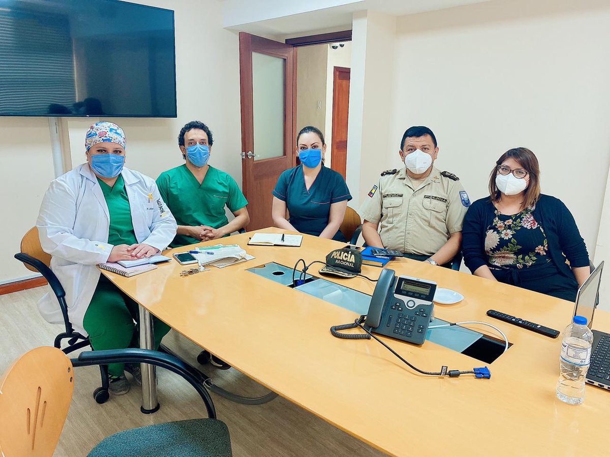 PoliciaEcuador's tweet photo. NOTICIAS POSITIVAS

En #Loja, se procedió con la renovación de varios convenios, entre ellos:

☑️Renovación del Convenio con el Hospital dela UTPL, cuya prestación del servicio será inmediata.

☑️Renovación de convenio con el Centro de Diálisis Cornelio Samaniego

#Loja
@isspol https://t.co/oGhRU84Yku