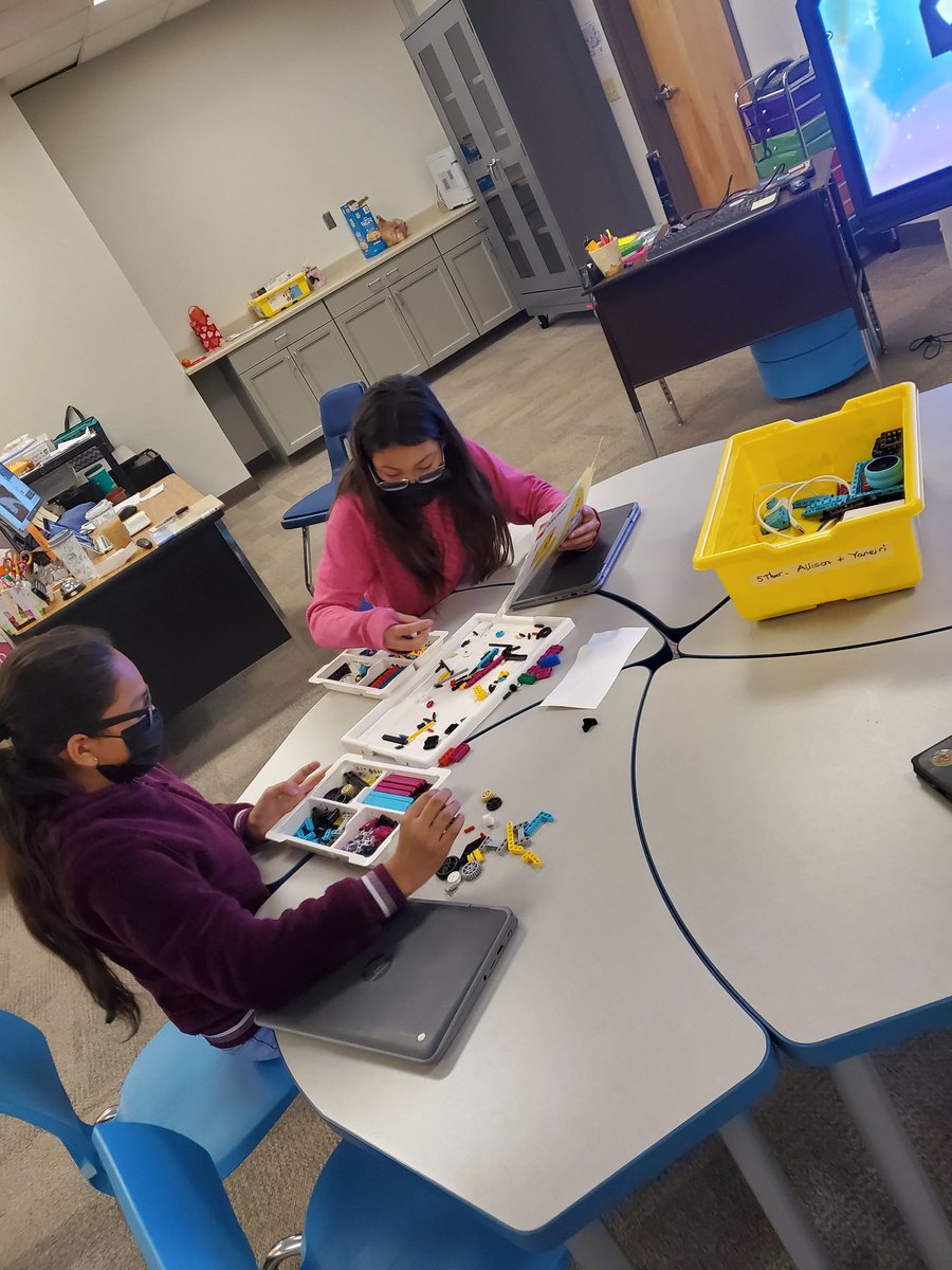 tranq084's tweet photo. Sorting, organizing, and getting ready for the next project...our 5th grade @BlantonBulldogs  are constantly working. Super impressed with their organizational skills #TogetherWeCan #BlantonSTEM @triciabadillo https://t.co/9qltfZJB4K