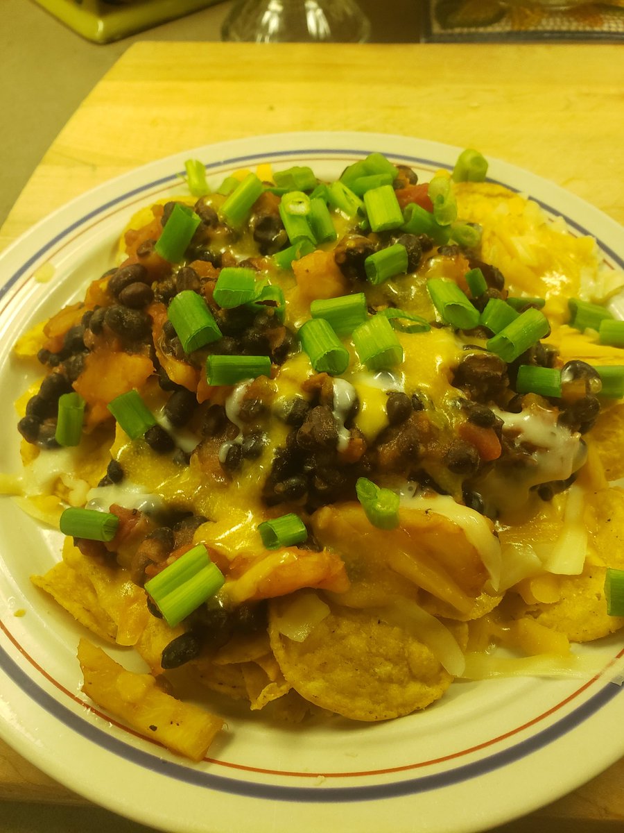 ebonyandivry's tweet photo. Black bean and pineapple nachos. I want my lunch back so I can eat it again for dinner. Doesn't look like much, but man oh man was it tasty.
#nachothursday #foodie #eatitup #nomeat https://t.co/6fOPSvygFu
