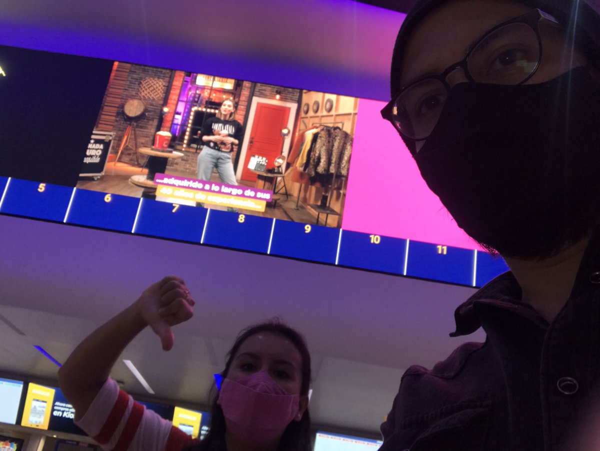 Pues aquí en @cinepolis sin entrar a pesar de que me COBRARON y le cobraron a otro que SI LE DIERON boleto. Por cierto, <a href="/AyudaCinepolis/">Ayuda Cinépolis</a> pa’ pura madre. Su solución: “Repórtelo al banco como no reconocido” <a href="/Cinepolis/">Cinépolis</a>  son una MIERDA! 

PD Execelente el servicio del gerente via515