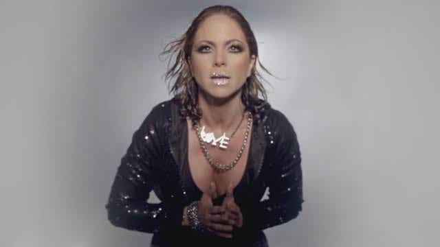 EquipoLucero's tweet photo. Lucero- "Esta vez la primera soy yo" 
En Spotify: https://t.co/dv98mctIEw
Vídeo: https://t.co/PiqXW0ZFPV
Audio en YouTube: https://t.co/YyDEnOpqE4
#LuceroVuelveAlPop https://t.co/iL9Qop7O8E