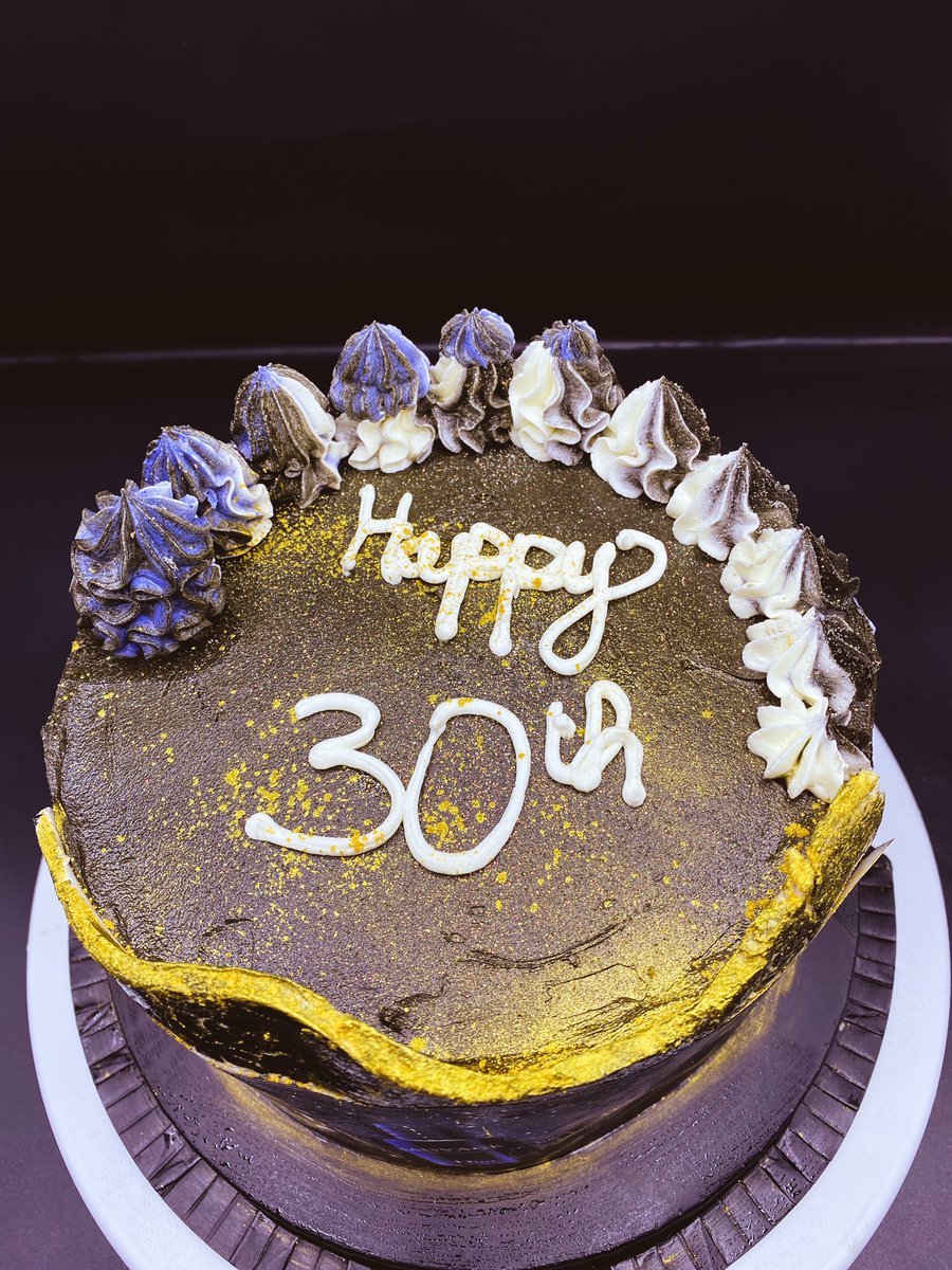 moenagarden's tweet photo. Hello ooooh voici une de nos nouvelles créations 
Parfum: vanille et nougat.
Décor: buttercream black blue  white x gold an glitter edible 
inspiration : Sauvage de Dior
Prix 4 part (8 a 10 personnes): 18mil
#Carinesfactory #team228 @Tgtwittos https://t.co/Bmzxd8ln8n