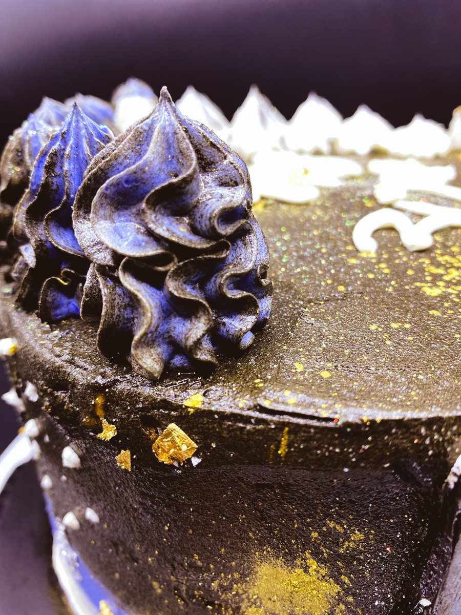 moenagarden's tweet photo. Hello ooooh voici une de nos nouvelles créations 
Parfum: vanille et nougat.
Décor: buttercream black blue  white x gold an glitter edible 
inspiration : Sauvage de Dior
Prix 4 part (8 a 10 personnes): 18mil
#Carinesfactory #team228 @Tgtwittos https://t.co/Bmzxd8ln8n
