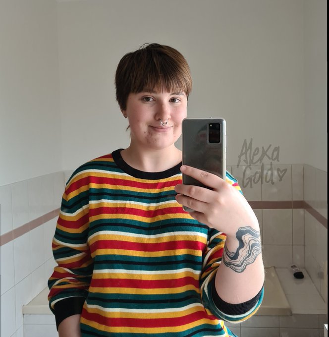 Ok just realised I look like a have a bowl cut with my hair up https://t.co/UoETPvT6Rh<a href="/tag/manyvids"class="tags"><span>#manyvids</span></a>