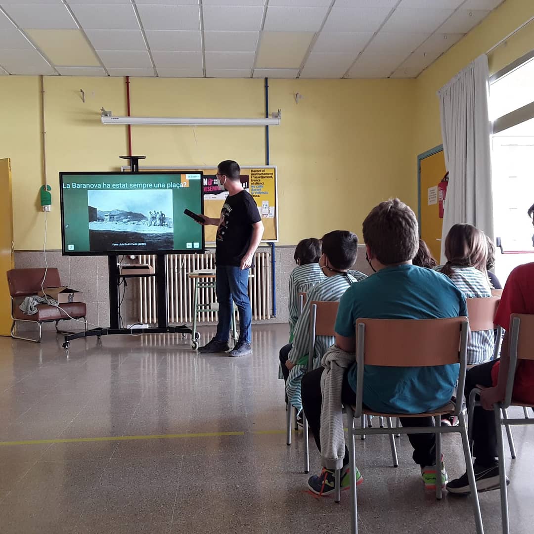 acriberaebre's tweet photo. Ahir a l'Escola Marcel·lí Domingo de #Tivissa vam parlar d l'evolució urbana de la Plaça de la Baranova, a partir del fons de Lluís Brull https://t.co/pL5qsit13r. També vam veure en 3D les fotografies estereoscòpiques de la inauguració de la Plaça del 15 d'agost de 1927. https://t.co/JzOw0mRrFN
