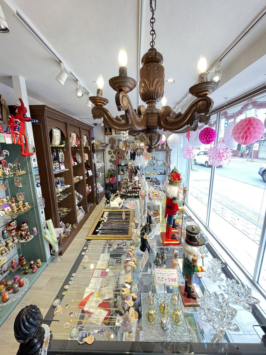 広島市佐伯区コイン通りにある開運雑貨AmuletMarketです。春になりお店の装飾も春らしいものへと変わっています🌸  お出かけにもちょうど良い気候となっています。ぜひこの週末はお店へお越しください☺️ #お守り屋さん #アミュレットマーケット #開運雑貨  #AmuletMarket ...