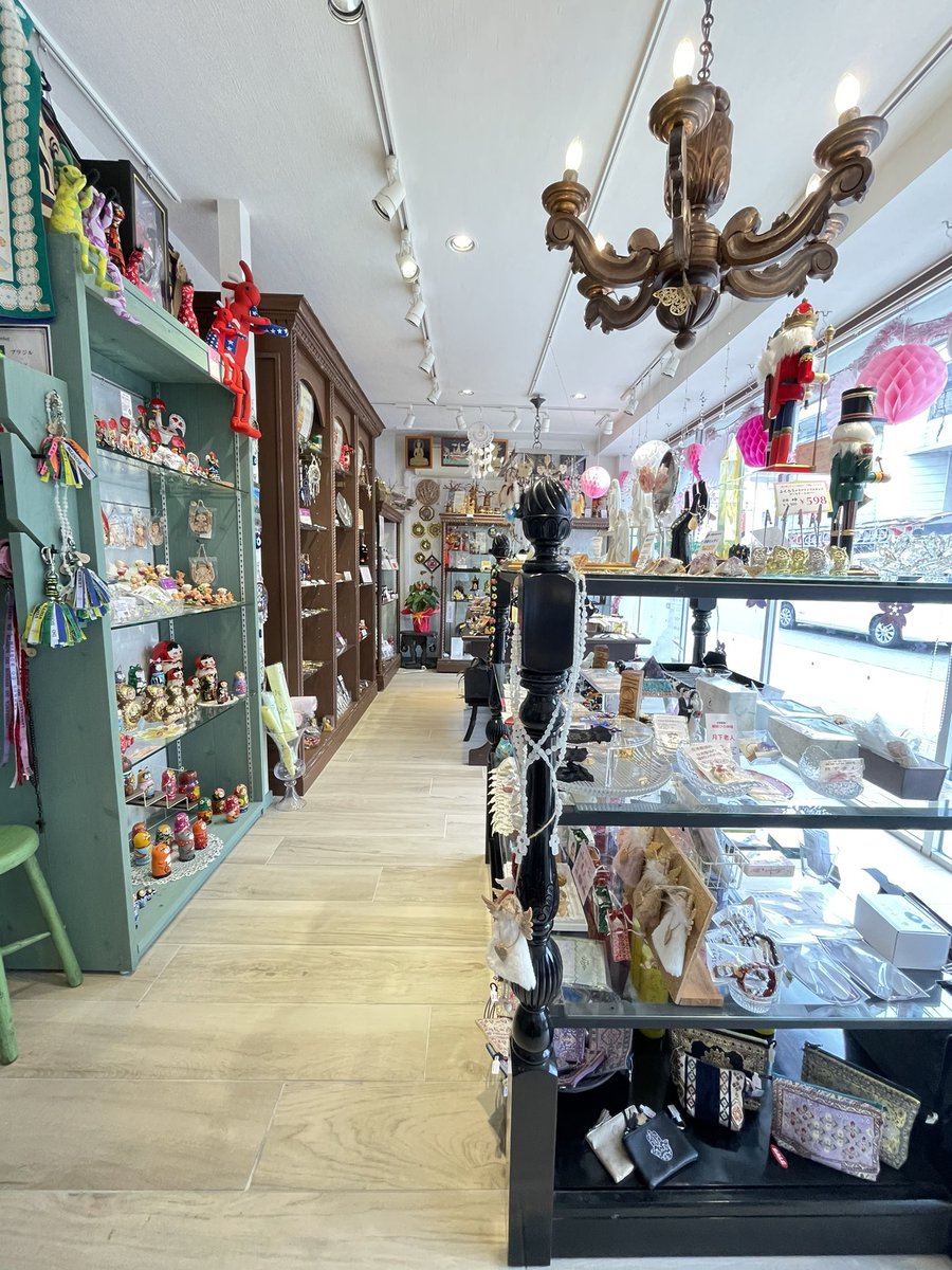 広島市佐伯区コイン通りにある開運雑貨AmuletMarketです。春になりお店の装飾も春らしいものへと変わっています🌸  お出かけにもちょうど良い気候となっています。ぜひこの週末はお店へお越しください☺️ #お守り屋さん #アミュレットマーケット #開運雑貨  #AmuletMarket ...