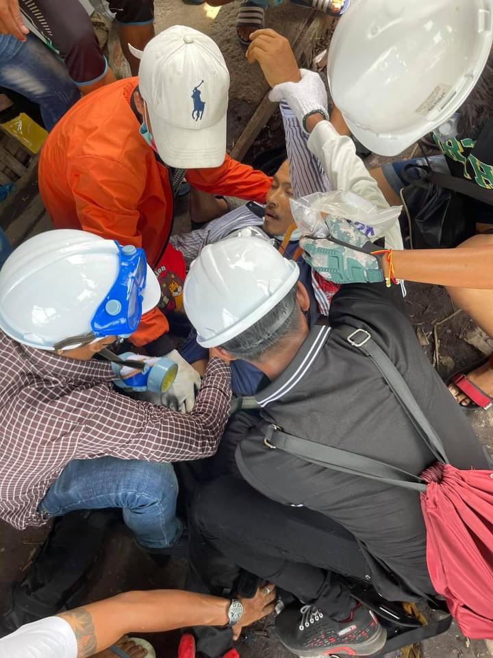 poemamhethar's tweet photo. Tw // death, blood
Blood is shed in 📍 Myeik 
At least two people is now comfirmed death by violent crackdown with live ammunition. 
#WhatsHappeningInMyanmar #Mar26Coup https://t.co/qmsuVVMAg5