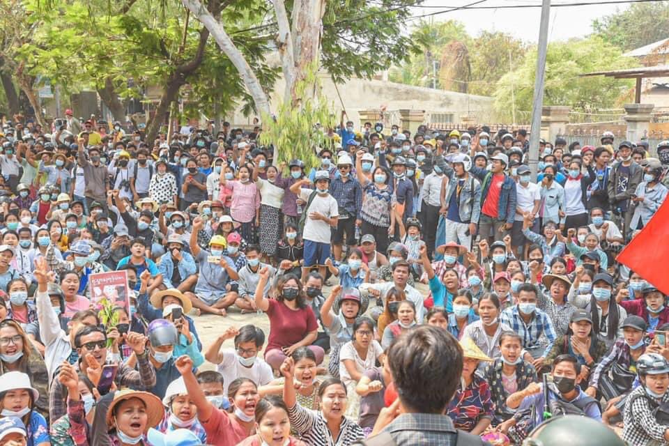 mayzinldae's tweet photo. Monywa, Sagaing region 
Huge crowd of pro-democracy protesters today even though several brutal crack down by Military Junta happened
#WhatsHappeningInMyanmar
#Mar26Coup https://t.co/jSR1t16V6g