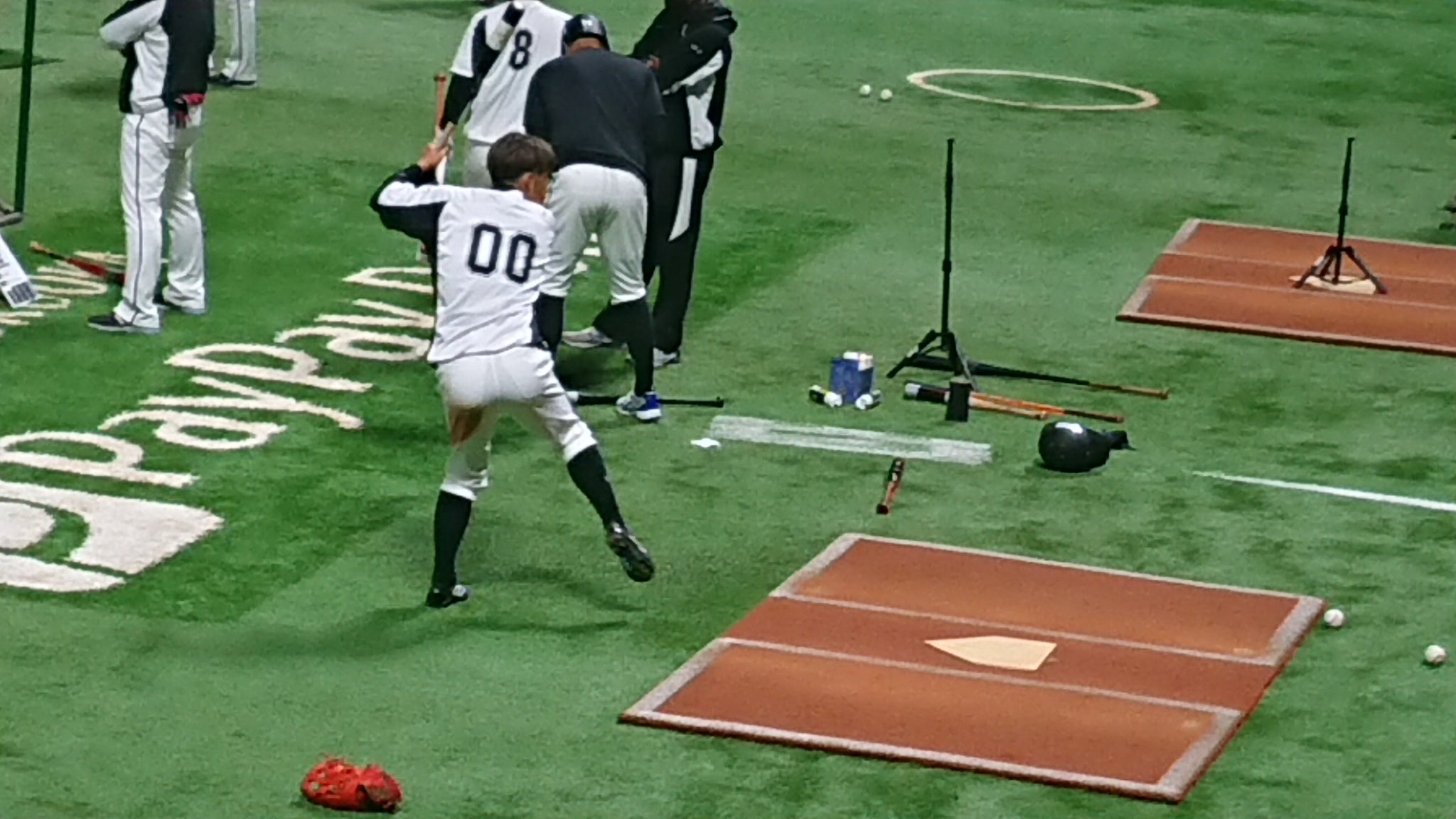 スポニチロッテ担当21 プロ野球の試合前練習には 打撃順にある法則があります ビジターなら スタメンは早めに打って 試合に備えるのです この日の鳥谷 かなり早めの準備です Chibalotte 鳥谷敬 スポニチ T Co Lg5uzwgk1n Twitter