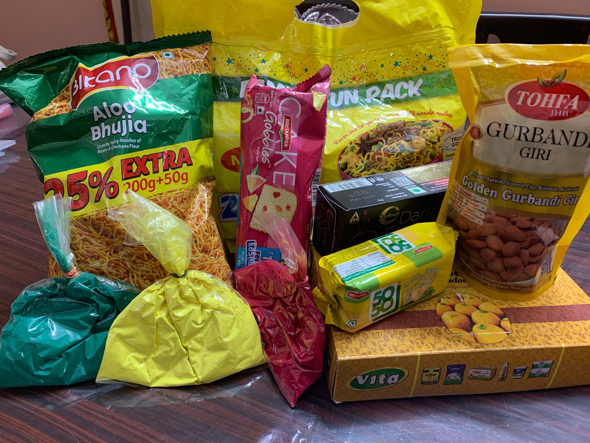 ronitchatterj15's tweet photo. In the spirit of holi and my savings from brokerage this week, decided to make hampers for my maid and driver.

#SavebrokerageSpreadKindness #ShoonyaStories
@FINVASIA @ShoonyaApp https://t.co/M5NosNdu1l