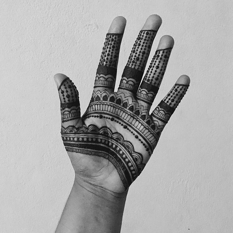 ipherdher's tweet photo. Thread of some of my henna work. 
I miss doing this so much! 😭 
#henna #mehndi https://t.co/tuuIGAtcDO