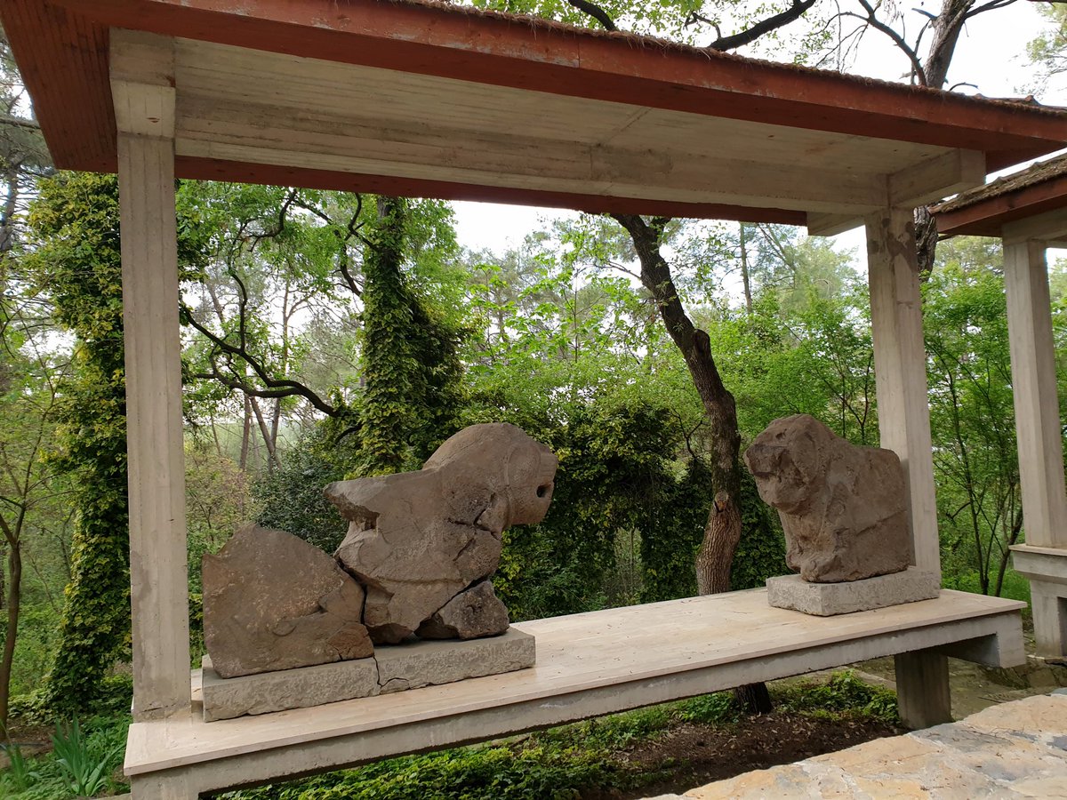 Türkiye’nin ilk açık hava müzesi olan Karatepe Aslantaş Açık Hava Müzesi, Osmaniye'nin Kadirli ilçesindedir. 🏛
 
Geçtiğimiz yıl UNESCO tarafından Dünya Mirası Geçici Listesi'ne alınan alan, yaklaşık 2700 yıllık bir geçmişe sahiptir ve Hitit dönemine ait eserleri barındırır. 📜