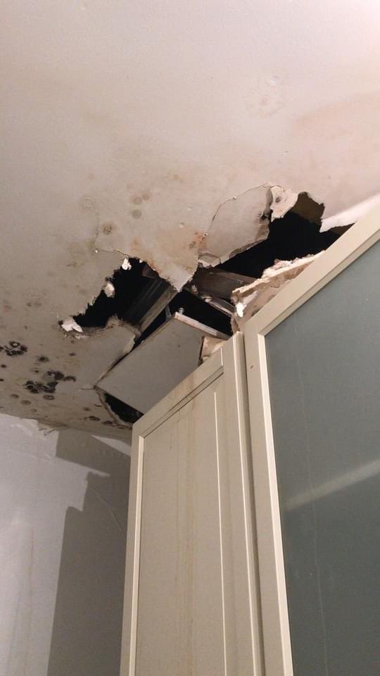 MarocNissa's tweet photo. @EricPliez Vous faite quoi des habitant de votre arrondissement qui vivent dans des conditions inhumaine,nous n’avons pas besoins de vos remerciements mais de vivre dans des logements salubres.20 femmes en danger chez paris habitat dont vous êtes le président.on vous dit pas merci https://t.co/ZcJ1bzxEjC