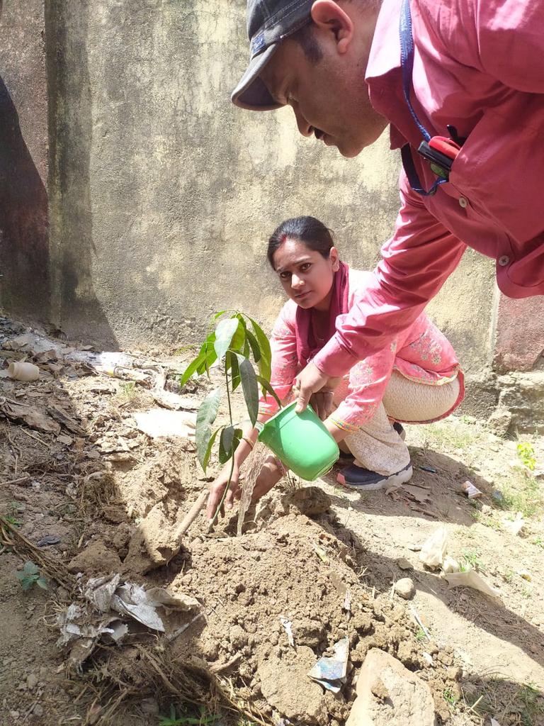 PatnaPoshan's tweet photo. पोषण पखवाड़ा2021 के तहत बाल बिकास परियोजना पदाधिकारी बाढ-अथमलगोला,पटना द्वारा कार्यालय प्रांगण में पौधरोपण किया गया।इस क्रम में आम, अमरूद और नींबू के चार पौधे लगाए गए।
#पोषण#पोषणअभियान#Poshan #PoshanAbhiyaan https://t.co/wcpgexq3ng