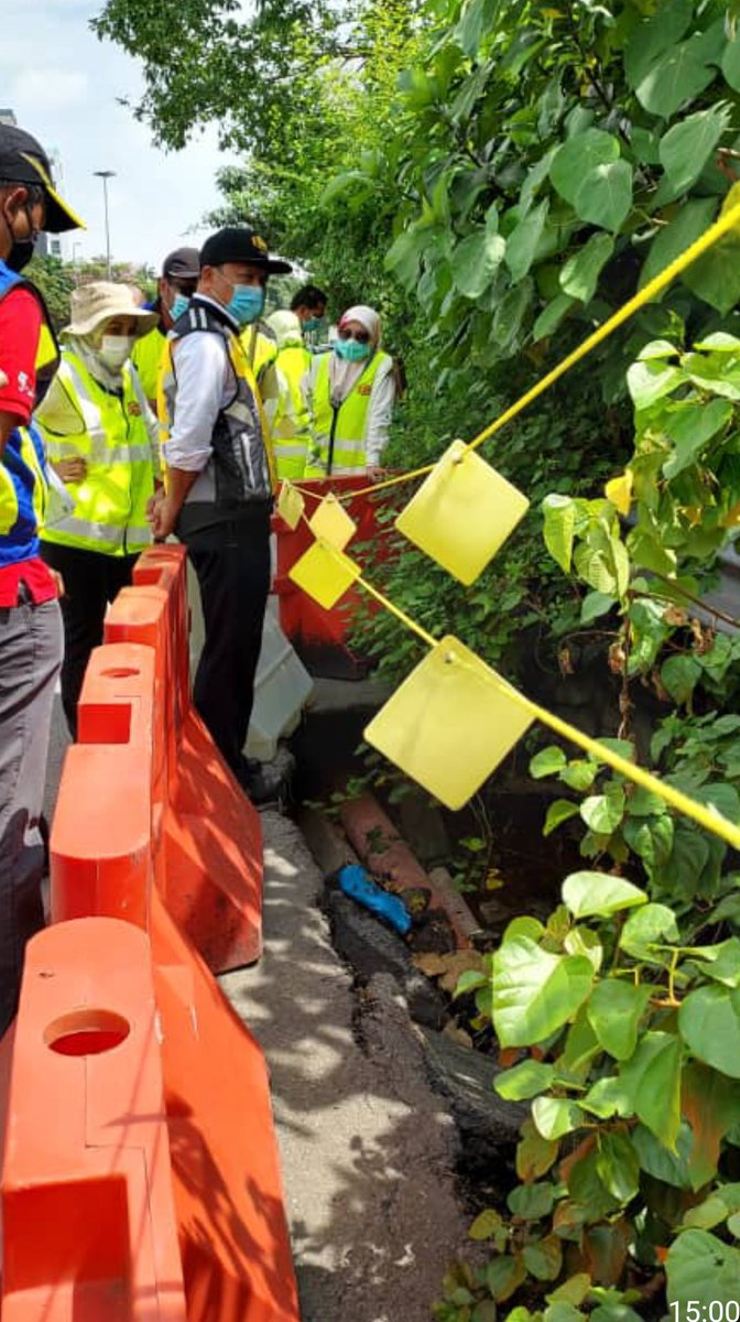Lawatan ke lokasi bahu jalan runtuh di sec 588.9 Ft 01, dearah Kinta Perak.Kerja pembaikan akan dijalakan segera.