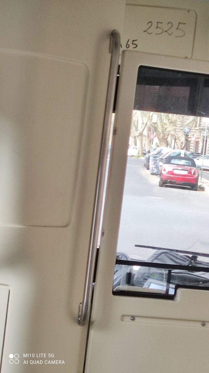 vloprino's tweet image. Sono su un 63 nuovo di #atac. Perché vin questa azienda non si riesce a fare nulla che sia civile/normale? Sopra la cabina numeri scritti col pennarello. Ma una etichetta no? #pippe