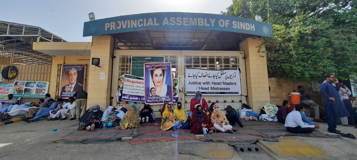 voaurdu's tweet photo. سندھ بھر کے سرکاری اسکولوں کے اساتذہ کراچی میں 25 روز سے احتجاج کر رہے ہیں۔ مظاہرین کا کہنا ہے کہ انہیں 2017 میں سرکاری اسکولوں میں کانٹریکٹ پر ملازمت دی گئی تھی اور دو سال بعد مستقل کیا جانا تھا لیکن اب تک انہیں مستقل نہیں کیا گیا۔

#TeachersProtest #Sindh #Education #UrduVOA https://t.co/bDdqxYEGtd