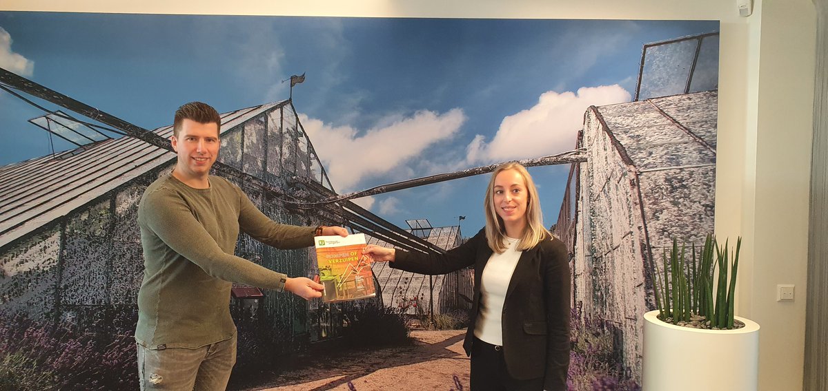 Donderdagmiddag 25 maart werd het contract met onze hoofdsponsor Rabobank met drie jaar verlengd. Bovendien overhandigde TJW-voorzitter Arthur van der Meijs officieel het eerste Tuinbouw Jongeren Jaarboek 2021 aan Danique Toussaint van Rabobank. 
tuinbouwjongeren.nl/nieuws/2021032…