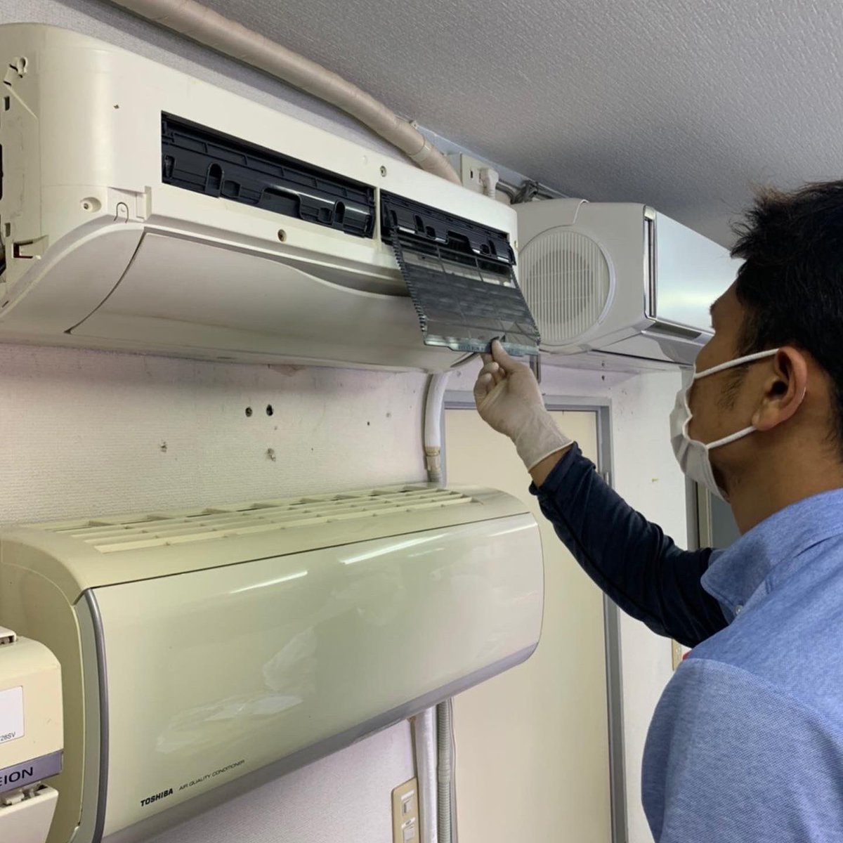 SKYCLEAN4's tweet photo. 先日は、千葉にて従業員とお掃除ロボット研修会に参加してきました。
近年は色んなメーカーさんから様々なタイプのロボットが出てるため、難度高いのにも挑戦していくつもりです!
夏の繁忙期に向けてしっかり準備します!
#SKYCLEAN #神奈川 #ハウスクリーニング #エアコン https://t.co/ySzrEcgoYF
