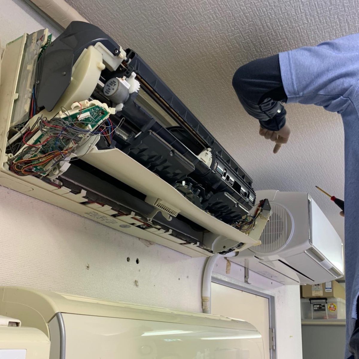 SKYCLEAN4's tweet photo. 先日は、千葉にて従業員とお掃除ロボット研修会に参加してきました。
近年は色んなメーカーさんから様々なタイプのロボットが出てるため、難度高いのにも挑戦していくつもりです!
夏の繁忙期に向けてしっかり準備します!
#SKYCLEAN #神奈川 #ハウスクリーニング #エアコン https://t.co/ySzrEcgoYF