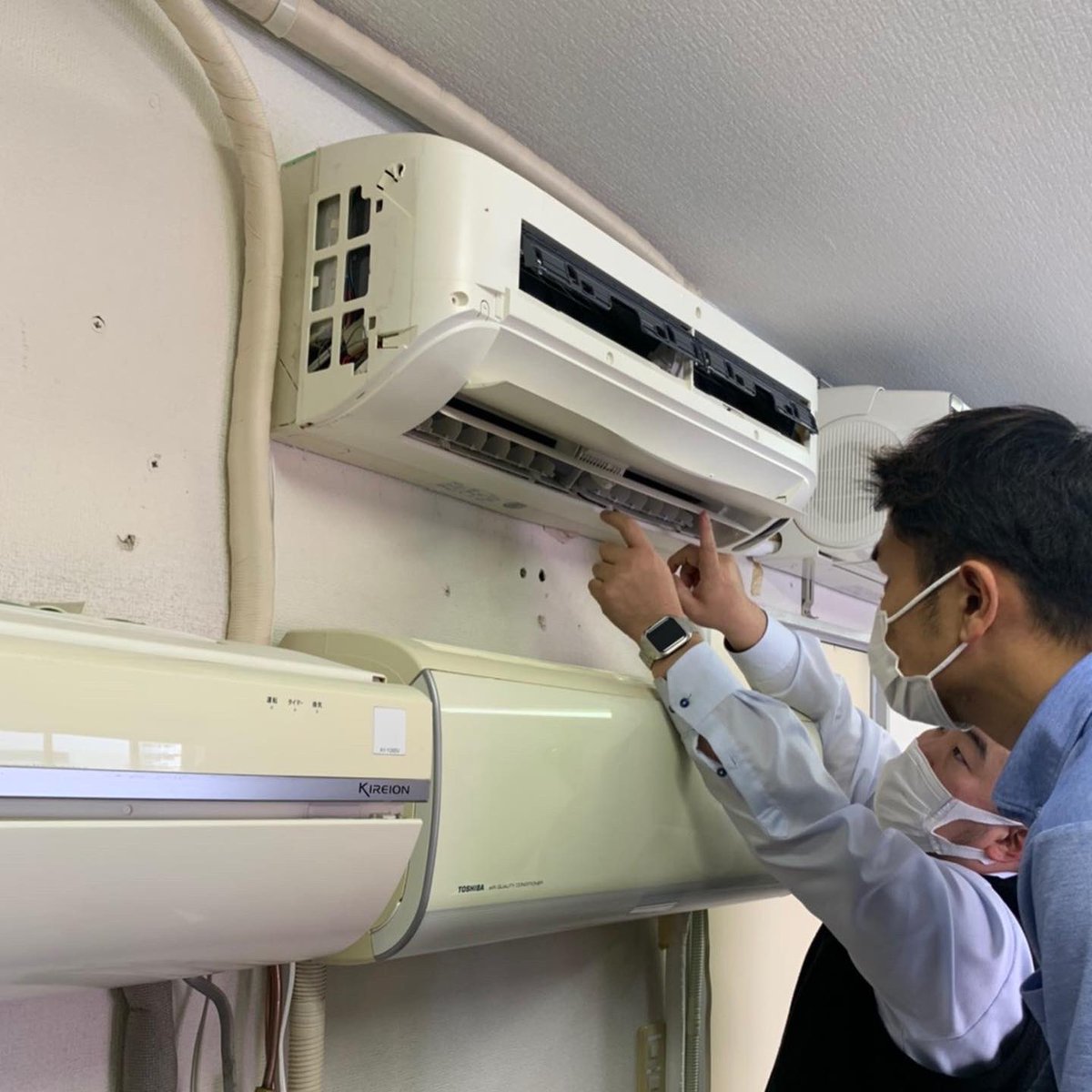 SKYCLEAN4's tweet photo. 先日は、千葉にて従業員とお掃除ロボット研修会に参加してきました。
近年は色んなメーカーさんから様々なタイプのロボットが出てるため、難度高いのにも挑戦していくつもりです!
夏の繁忙期に向けてしっかり準備します!
#SKYCLEAN #神奈川 #ハウスクリーニング #エアコン https://t.co/ySzrEcgoYF
