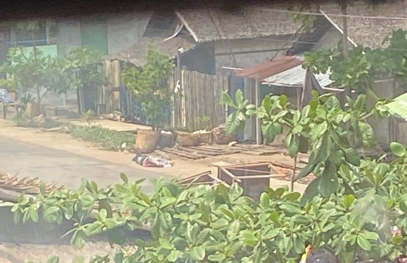 MilkTeaMM_MTAM's tweet photo. black flag was hoisted in Myeik as 2 people died &amp; several people are Injured. Terrorists also shooting at residents houses,arrested many people(including girls).They’re aiming with snipers from high buildings.

INTERNET DARK ERA
#WhatsHappeningInMyanmar 
#Mar26Coup https://t.co/EvdOTIQKNO
