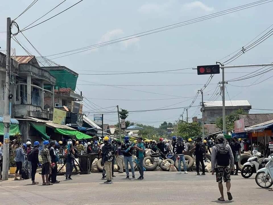 MilkTeaMM_MTAM's tweet photo. black flag was hoisted in Myeik as 2 people died &amp; several people are Injured. Terrorists also shooting at residents houses,arrested many people(including girls).They’re aiming with snipers from high buildings.

INTERNET DARK ERA
#WhatsHappeningInMyanmar 
#Mar26Coup https://t.co/EvdOTIQKNO