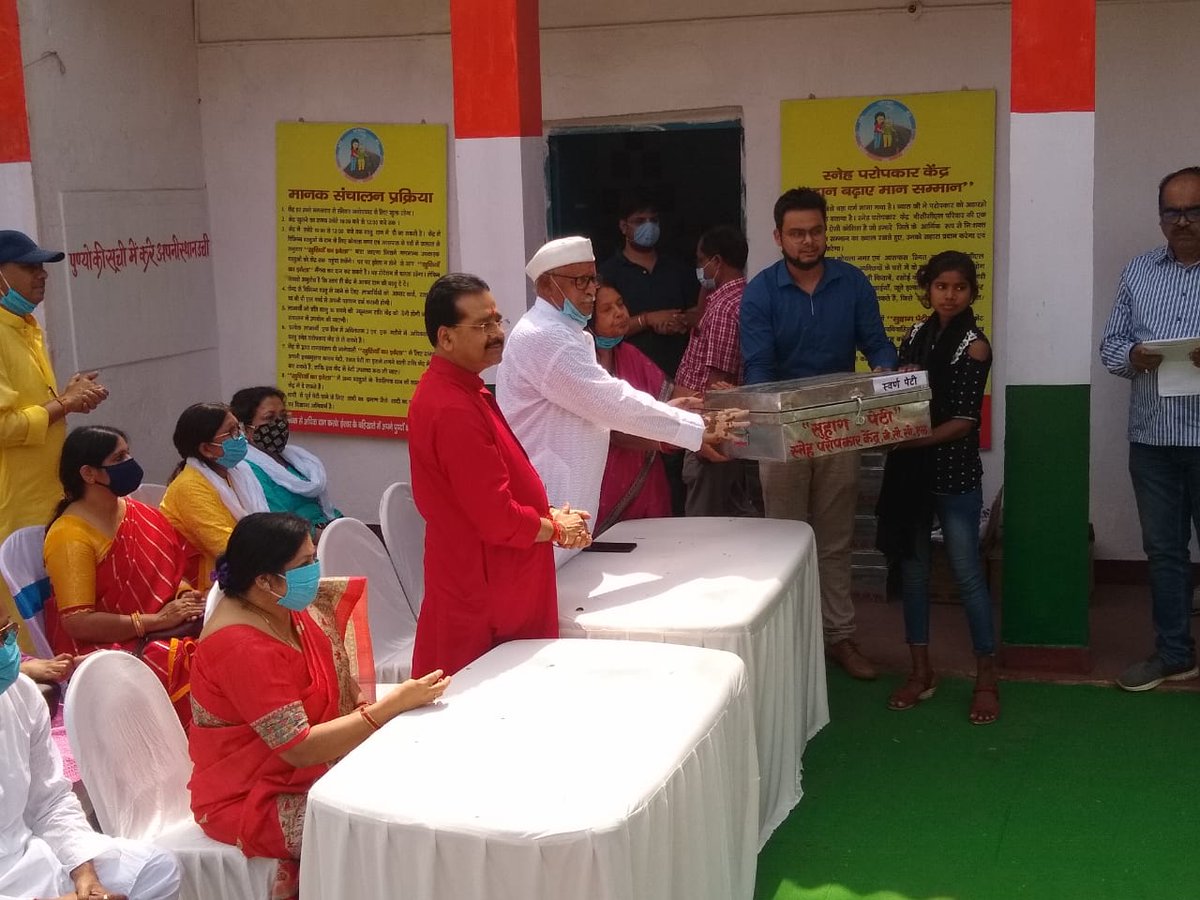 DTOP_BCCL's tweet photo. T-53) The Director (Technical) Operation with his family and other BCCL employees distributed "Suhaag Peti", to economically weak girls being married, at Sneh Paropkar Kendra. "Suhaag Peti" consists of all the needful items of a bride. https://t.co/Rbncj284L4