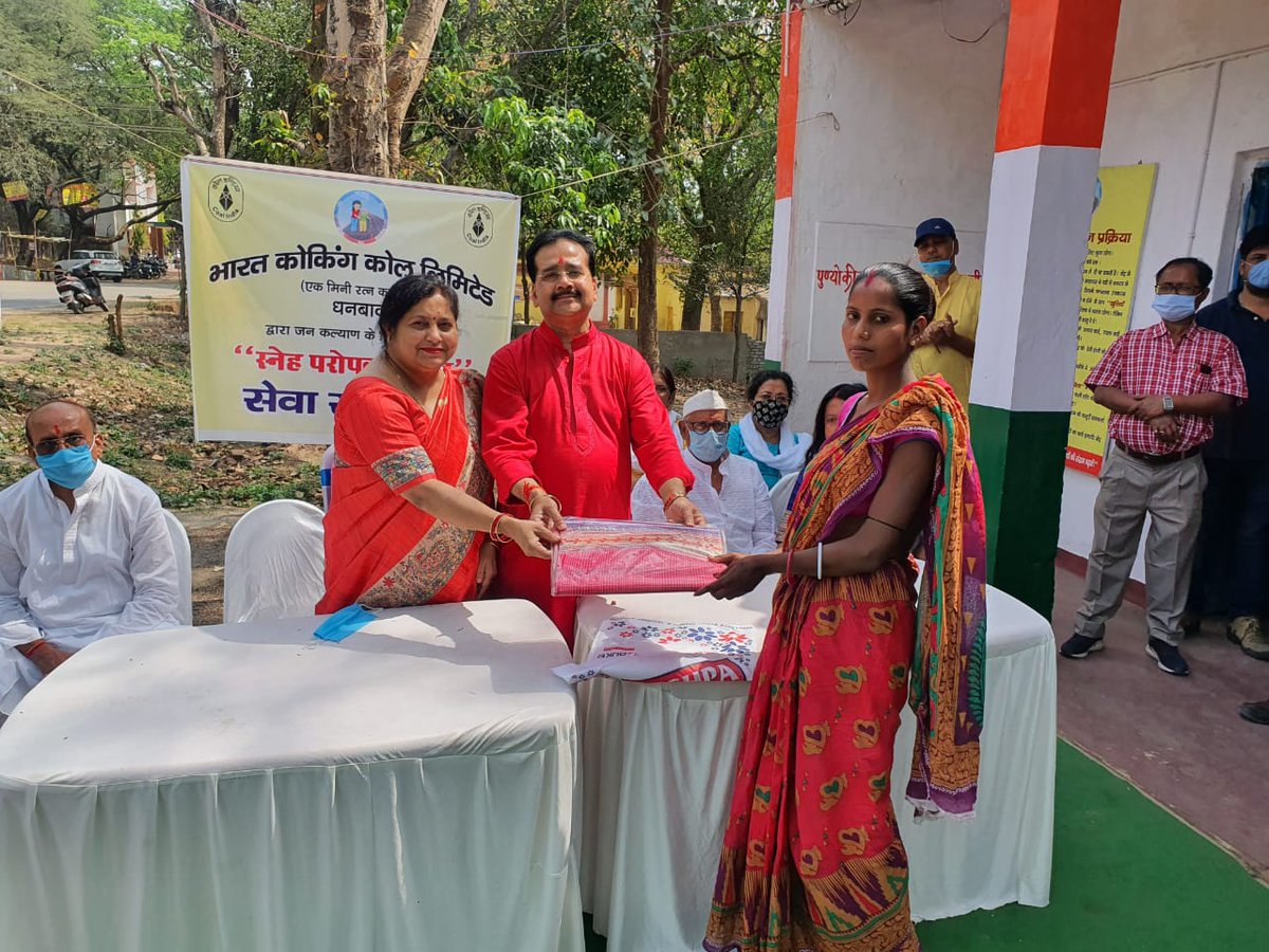 DTOP_BCCL's tweet photo. T-53) The Director (Technical) Operation with his family and other BCCL employees distributed "Suhaag Peti", to economically weak girls being married, at Sneh Paropkar Kendra. "Suhaag Peti" consists of all the needful items of a bride. https://t.co/Rbncj284L4