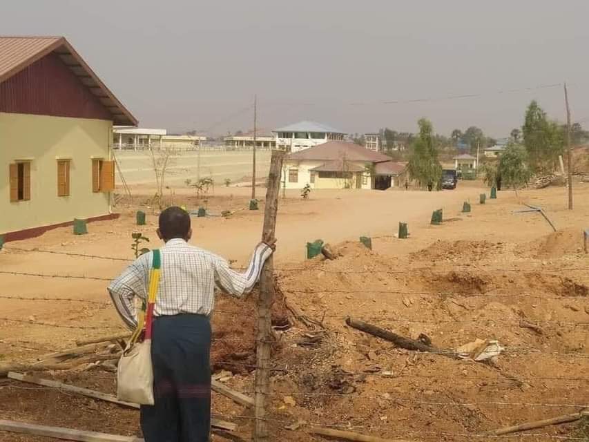 MayPyaeSoneHte1's tweet photo. 26 Mar 
INTERNET DARK ERA

A heartbreaking pic of a Father waiting in front of the prison to see his abducted son. At least 2000 ve been illegally detained by military n not released yet. His son is one of them.

#Mar26Coup
#WhatsHappeningInMyanmar https://t.co/3FHiOV5VgF