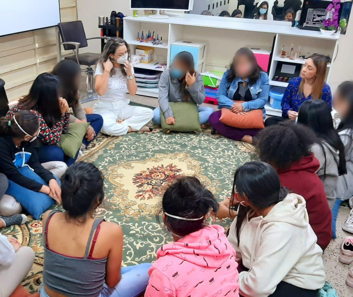mishelmanchenok's tweet photo. #Quito📍Hoy se realizó el 3er. Taller de empoderamiento y conexión femenina con la participación de 13 adolescentes de la Fundación @AlasDeColibriEC 

Trabajo articulado entre @InclusionEc #GrupoCID @EmpoderarteCorp
 
#ViveMujer2021💜

@TaianoVicente2 https://t.co/UXAfC6gYnt