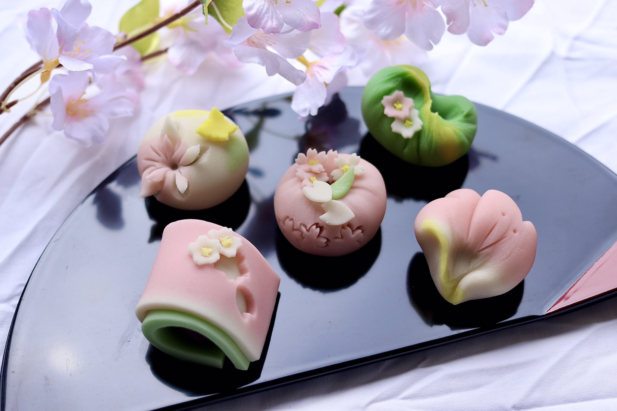 和菓子職人 土屋 タダヒロ 和菓子お兄さん 春の陽だまり 春景色 陽だまりの中の春色景色 雪が溶け寒く厳しい季節は終わりを告げる 花や山々は色づき 桜や蝶は舞い 季節は変わる 陽だまりの中の春景色を表した和菓子たちです 和菓子 春 陽 和菓子職人 土屋 タダヒロ 和菓子お兄さん 春の陽だまり 春景色 陽だまりの中の春色景色 雪が溶け寒く厳しい季節は終わりを告げる 花や山々は色づき 桜や蝶は舞い 季節は変わる 陽だまりの中の春景色を表した和菓子たちです 和菓子 春 陽