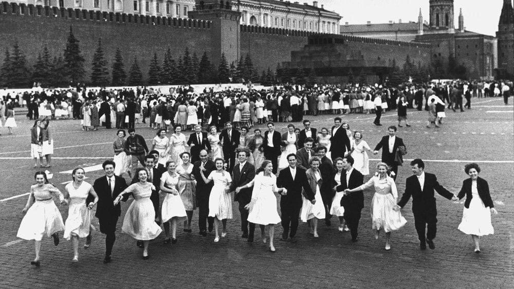 pamyat_v_kadrah's tweet photo. 3a один дeнь до нaпадения. 
Mocквa, выпycкнoй, 21 июня 1941 гoда... https://t.co/jz2fcRTSG5