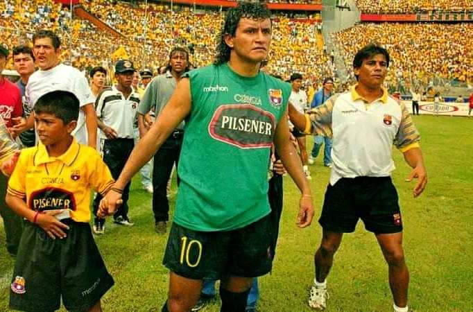 FutbolPasionWeb's tweet photo. #FotoHistoricaBSC esperando el pitazo final para celebrar la estrella 13. https://t.co/c8iYsge9jl