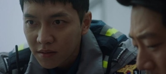 tryp96's tweet photo. We sometimes say an actor breaks the mold and is reborn; that applies to Lee Seung Gi right now.

...... Bringing about instantaneous immersion, the completely different gaze &amp; mood make you realize the broad spectrum of Lee Seung Gi as an actor.

https://t.co/c94SthQp1M https://t.co/2lz4Ck0xnc