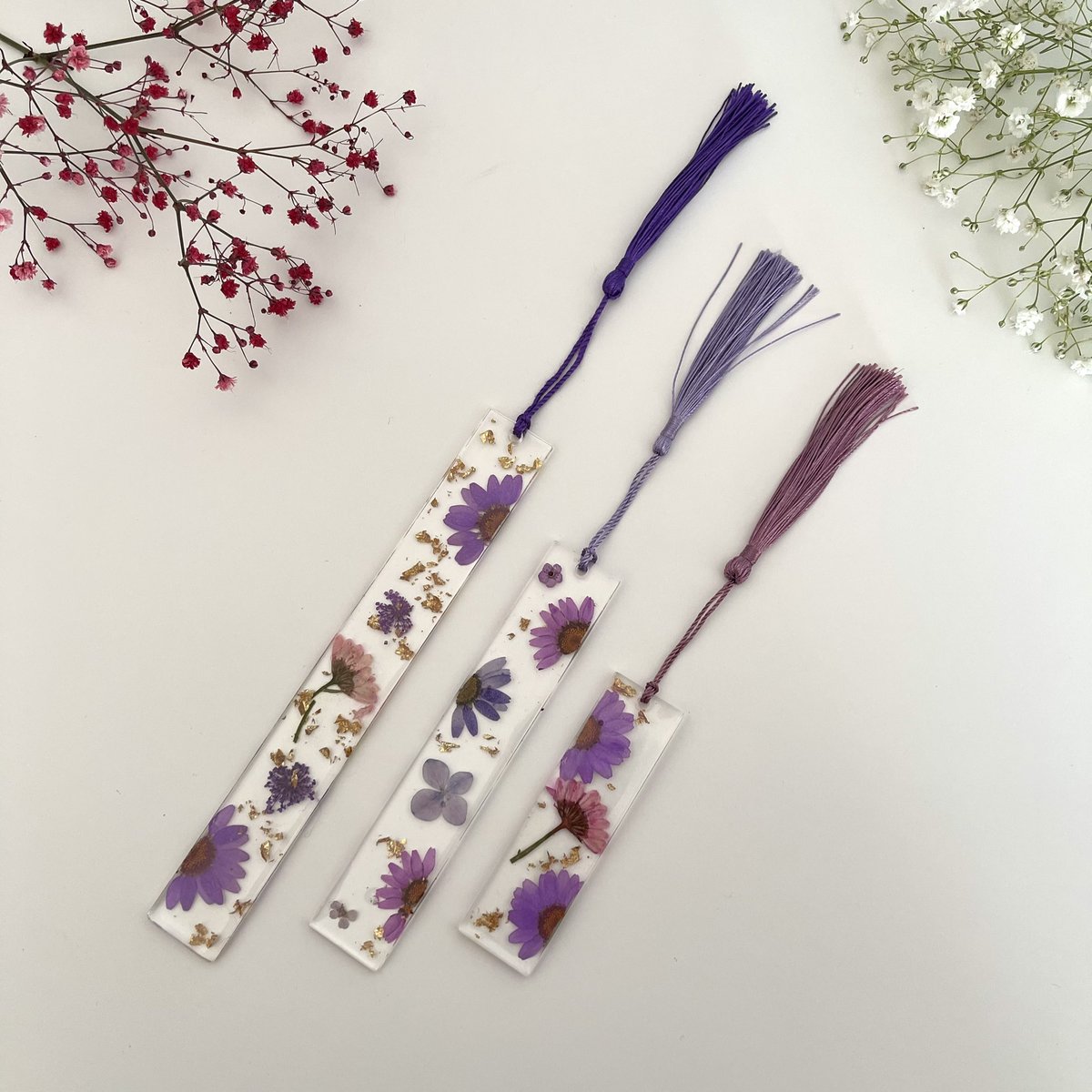 ShaniaKia's tweet photo. I make pressed flower bookmarks 🌸🌼🌺 check them out ✨ https://t.co/2bqkjkaLvb https://t.co/BM9T4g1sJH