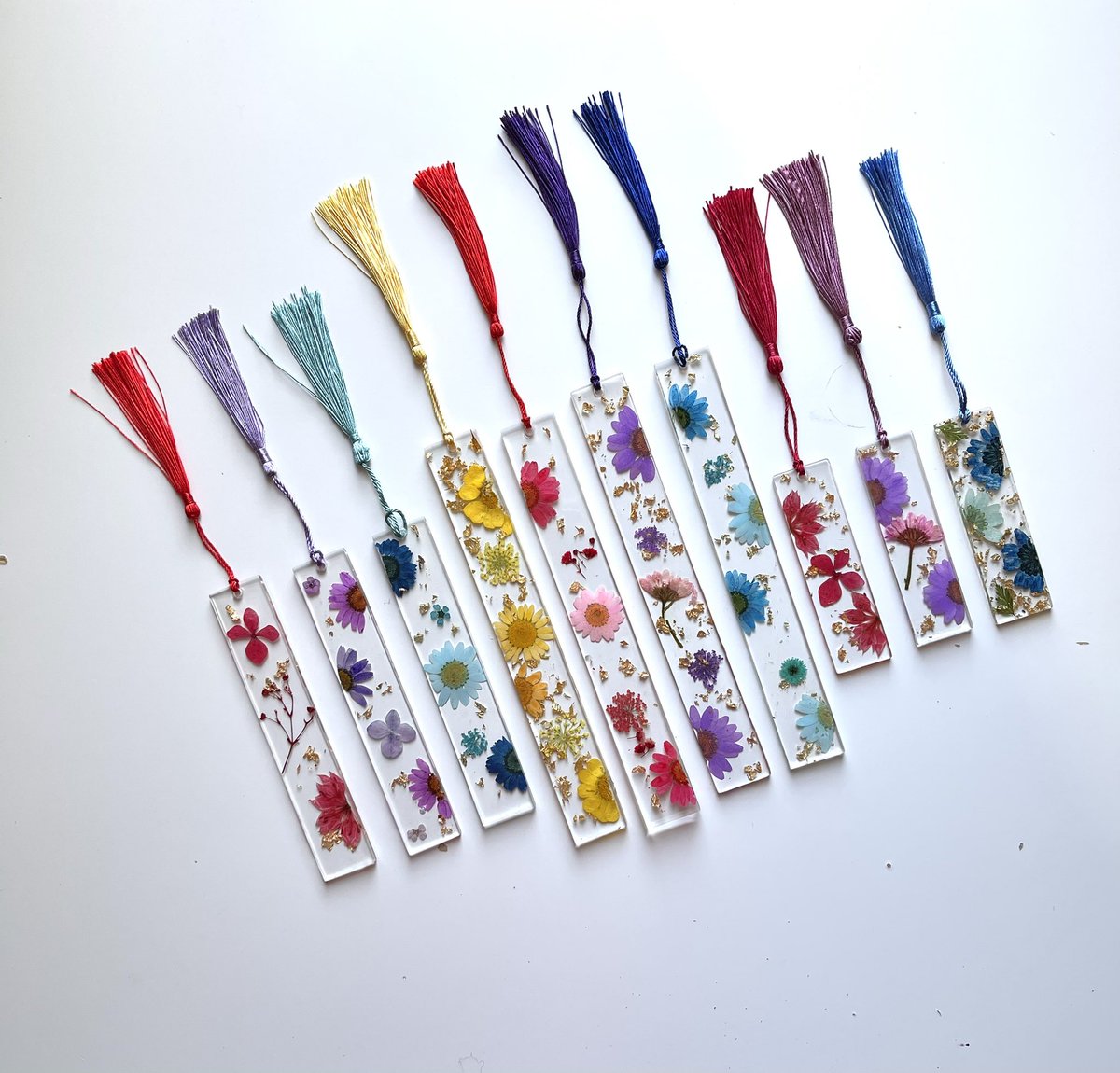 ShaniaKia's tweet photo. I make pressed flower bookmarks 🌸🌼🌺 check them out ✨ https://t.co/2bqkjkaLvb https://t.co/BM9T4g1sJH