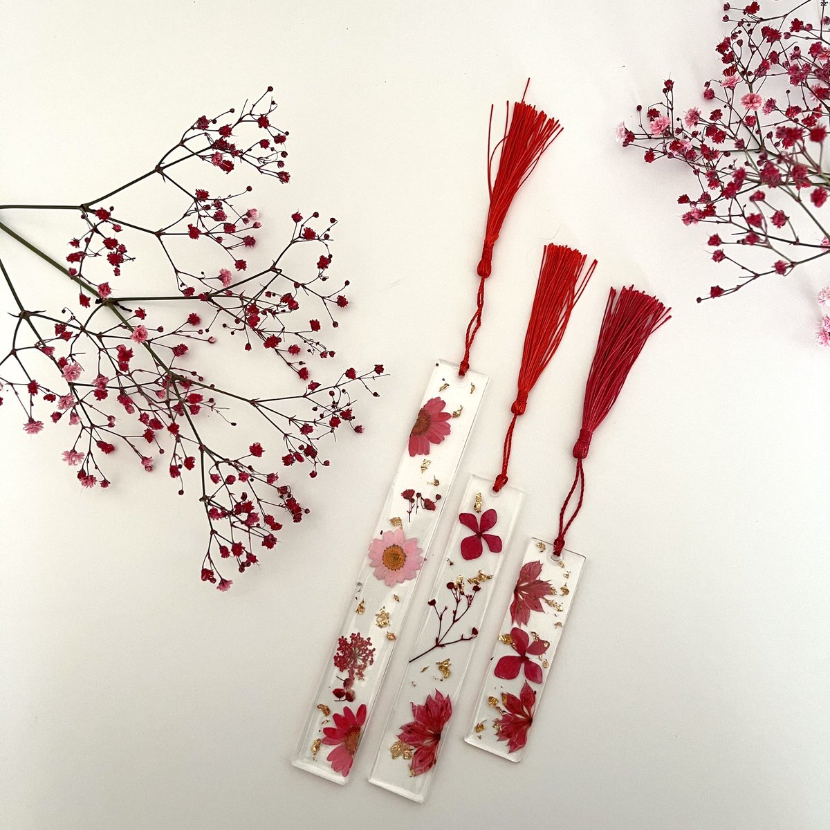 ShaniaKia's tweet photo. I make pressed flower bookmarks 🌸🌼🌺 check them out ✨ https://t.co/2bqkjkaLvb https://t.co/BM9T4g1sJH