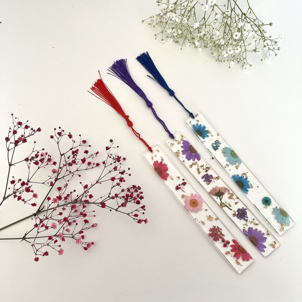 ShaniaKia's tweet photo. I make pressed flower bookmarks 🌸🌼🌺 check them out ✨ https://t.co/2bqkjkaLvb https://t.co/BM9T4g1sJH